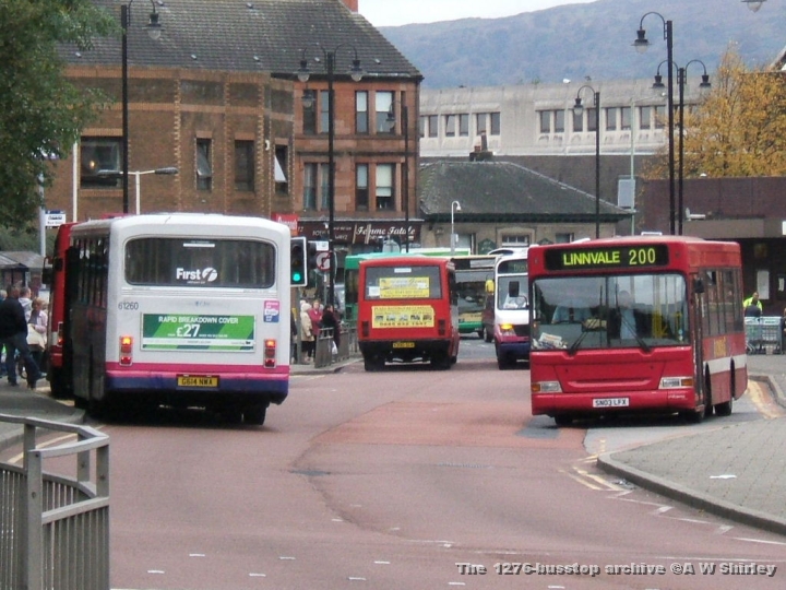 misccbank1121007.JPG - The Chaos That Can Quickly Develop At The Chalmers Street Stops In Clydebank