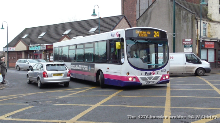 fmb6570901130209.JPG - First Midland Bluebird 65709 Heading For Glasgow On The 23