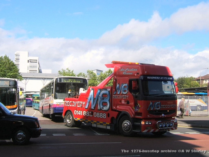 m8rfigsv01310807.JPG - M8 Recovery Giving An Unidentified First Glasgow Volvo A Lift Home