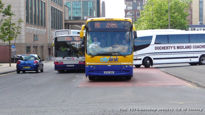 scs5403302100709.JPG - Don't Think You Are Supposed To Park There, A First Glasgow B10M Fails To Manage To Tuck Behind 54033 Of Stagecoach Strathtay
