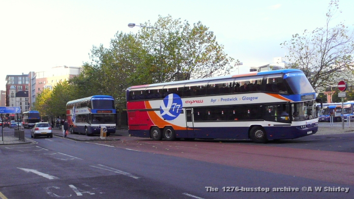 scw5012701311008.JPG - Stagecoach Western Skyliner 50127 Leads Two Other Examples Along Killermont Street