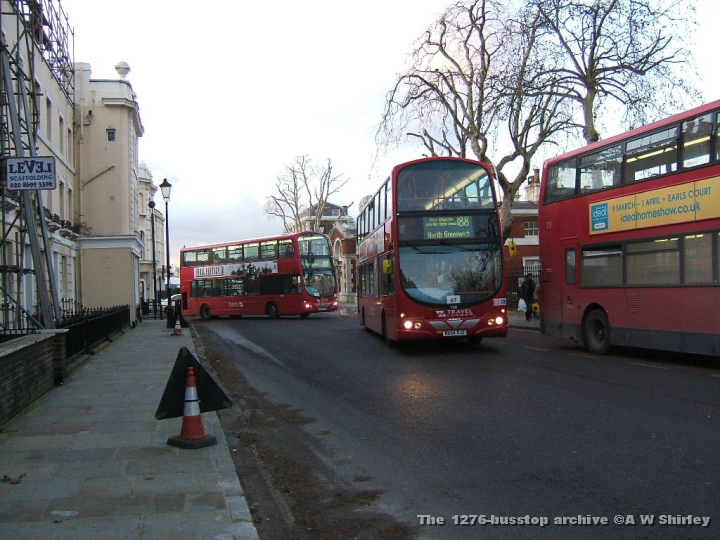 tlnv2001060307.JPG - A Travel London Wright Bodied Volvo