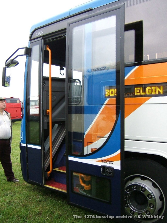 scb5323007180606.JPG - The Asymmetric Door Arrangement On The Plaxton