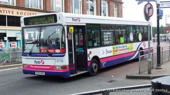 fig4079601030709.JPG - First Glasgow Dart SLF 40796 Showing The Collection Of Window Stickers In Use, First Is The Standard Fare Info, The Yellow Square Details The 140 Service, Then The Circular Child First Day Advert And The Green One At The Rear Is For The Vale Of Leven Weekly Ticket.  The Vale Pricing Notice Has Only Appeared This Week