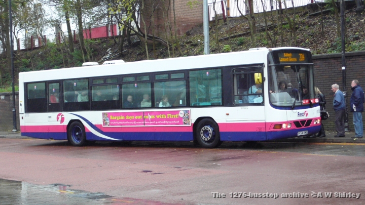 fig6170001061109.JPG - First Glasgow 61700 In Clydebank On The 204